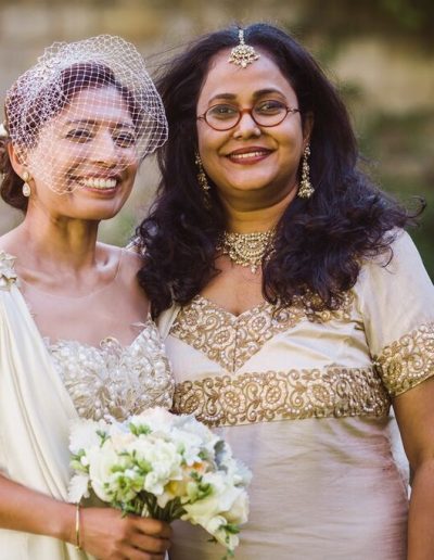 Indian-bride-at-oxford-college-with-her-mum